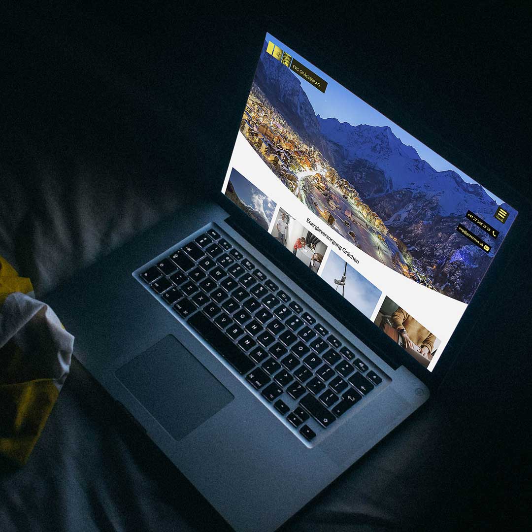 Laptop im Dunkeln mit der Webseite der EVG Grächen